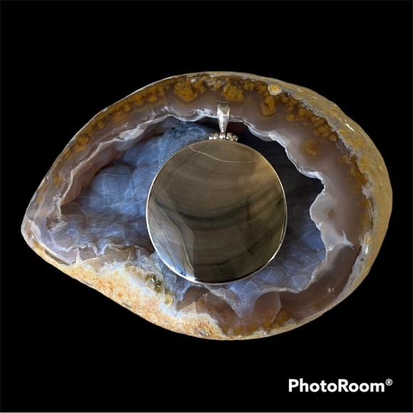 Sterling & Black Mother Of Pearl Pendant. - Picture 4 of 6